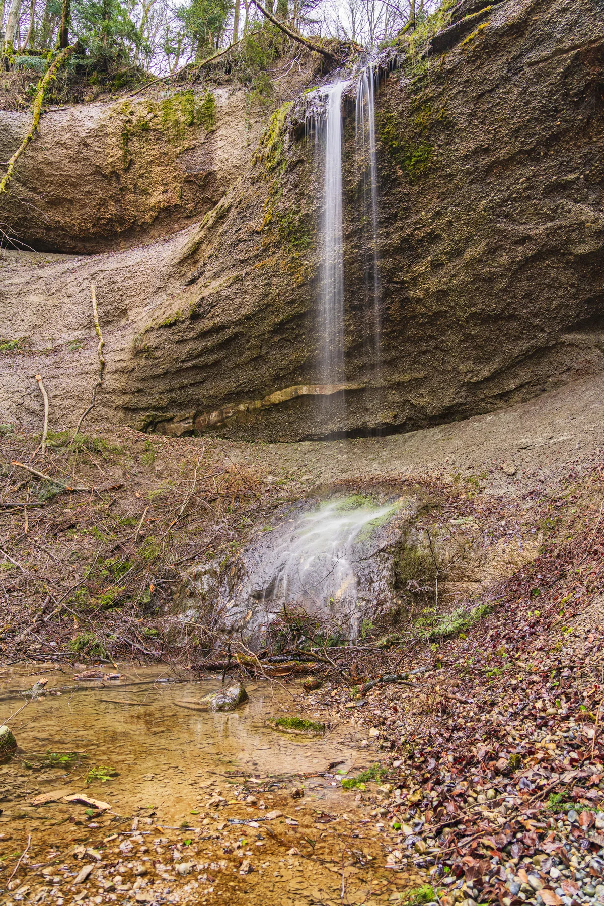 Der Wanderweg zum Zeller Giessen eignet sich gut für heisse Tage. Man sieht einen Wasserfall.