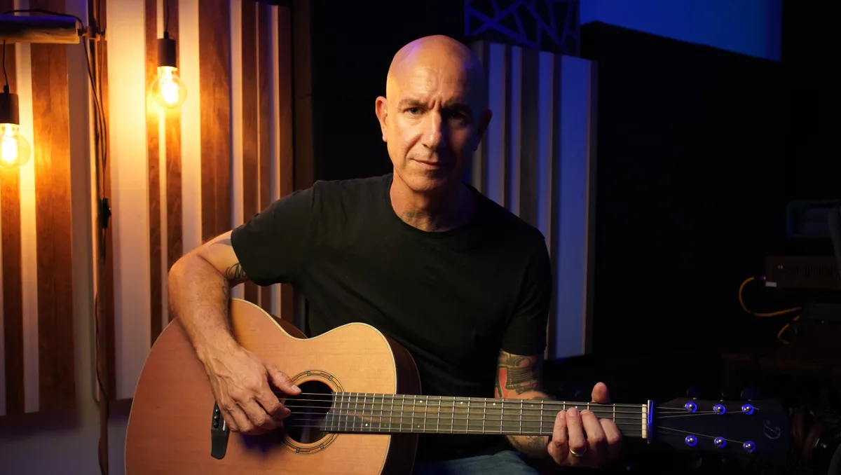 Die Idee zu einem neuen Song kommt Andy Schulthess meist an der Gitarre. Von einem einfachen musikalischen Motiv aus ergebe sich das Thema oft von selbst, sagt er. 