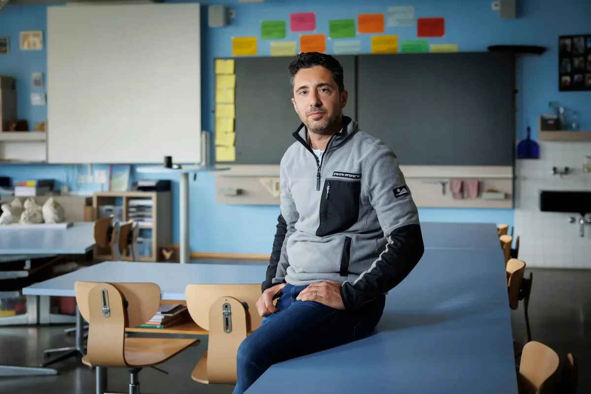 Alessandro Fuso ist Sekundarlehrer in Oetwil am See.