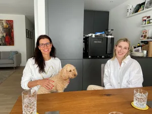 Andrea Ammann (links) und ihre Klientin Teresa Robinson (blond) im Gespräch. Andrea Ammann (links) und ihre Klientin Teresa Robinson (blond) im Gespräch.
