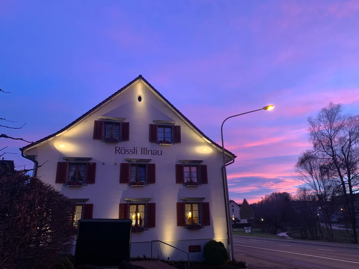 Seit bald 200 Jahren eine Institution in Illnau: das Restaurant Rössli. (Archiv) Das Restaurant Rössli in Illnau in Abendstimmung aufgenommen.