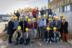 An den Schaufeln von links nach rechts: Betreuungsleiterin Susanne Raiser, Schulleiterin Flurina Derungs, Schulpräsidentin Patricia Bernet, Mitglied Baukommission Nathalie Boss, Mitglied Baukommission Andreas Jossi An den Schaufeln von links nach rechts: Betreuungsleiterin Susanne Raiser, Schulleiterin Flurina Derungs, Schulpräsidentin Patricia Bernet, Mitglied Baukommission Nathalie Boss, Mitglied Baukommission Andreas Jossi