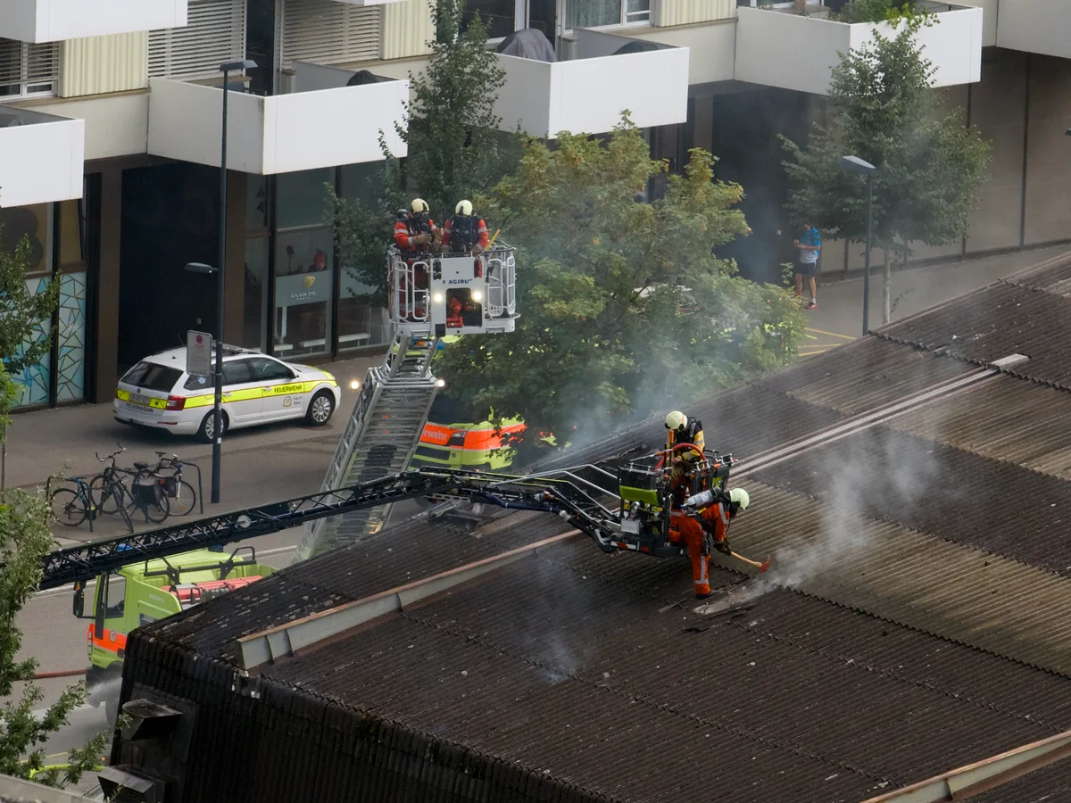 Feuerwehrmann auf einem Dach.