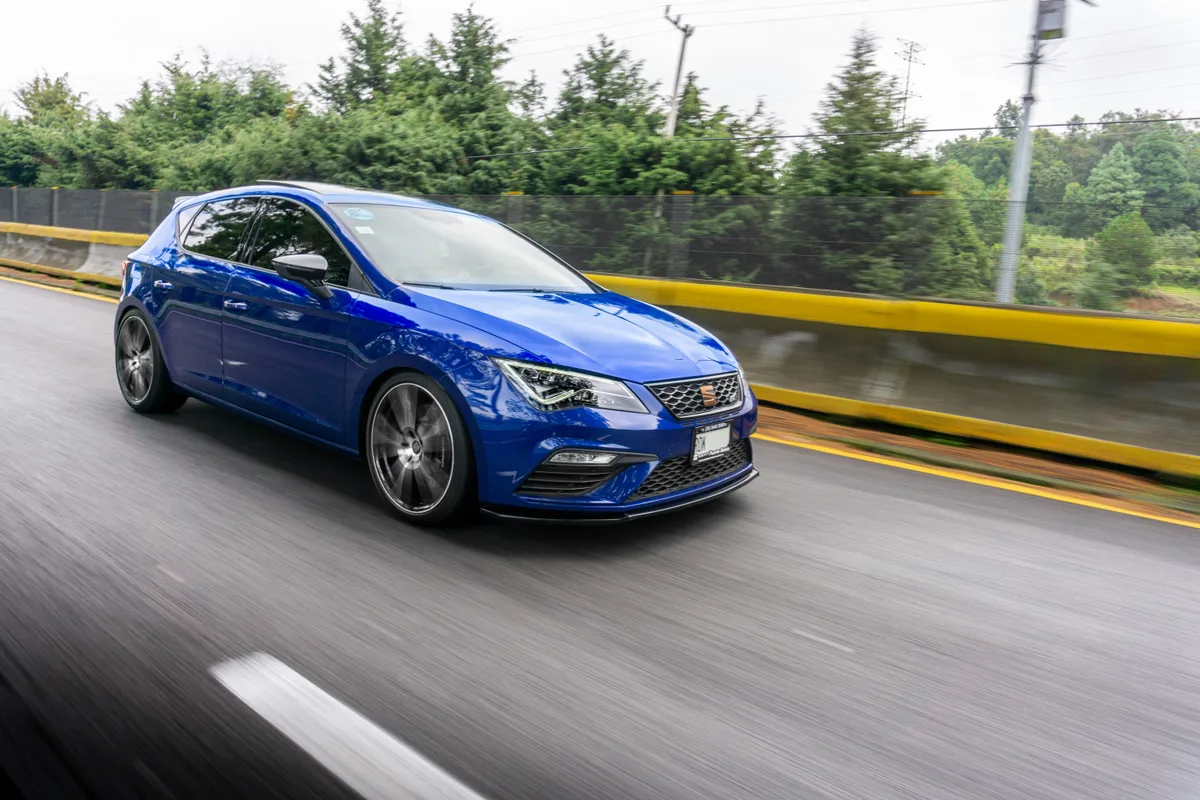 13582652-8 Mit einem solchen Seat Leon Cupra war der Raser auf der Oberlandautobahn unterwegs. (Symbolbild)