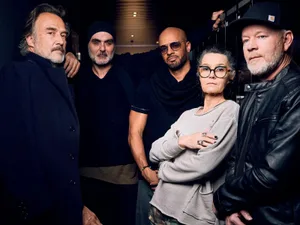 25049875-8 Sens Unik sind wieder vereint: Carlos, Bio, Jiggy Jones, Deborah und Just One beim Interviewtermin am 23. Februar in der Hometown Lausanne.