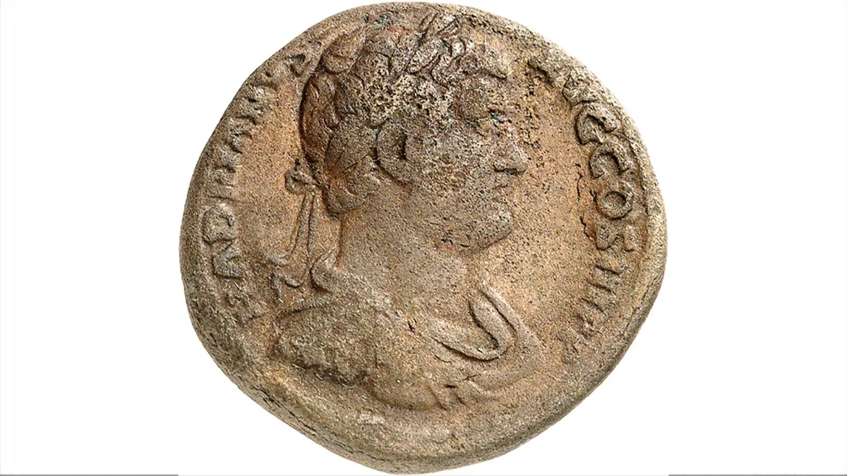 Sesterz des römischen Kaisers Hadrian. Die Münze gehört zu einem Münzschatz, der 1880 in Bäretswil entdeckt wurde und zeitweise als verschollen galt. Sesterz des römischen Kaisers Hadrian. Die Münze gehört zu einem Münzschatz, der 1880 in Bäretswil entdeckt wurde und zeitweise als verschollen galt.