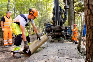 21669206-5 Bohren für die Oberland-Autobahn: Mitten im Wald wird der Boden untersucht.