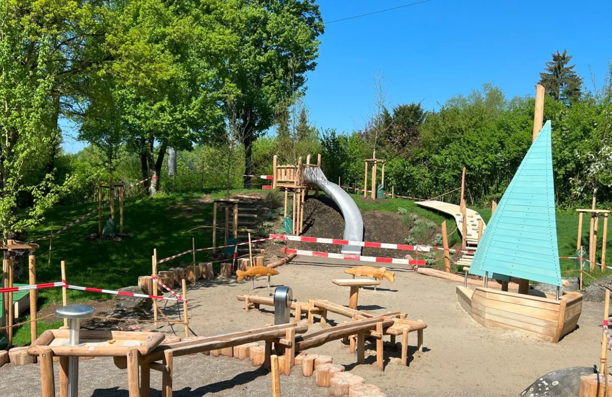 Auf dem neuen Spielplatz können sich Kinder auf dem Piratenschiff austoben und sich an heissen Tagen beim Wasserspiel erfrischen. Auf dem neuen Spielplatz können sich Kinder auf dem Piratenschiff austoben und sich an heissen Tagen beim Wasserspiel erfrischen.