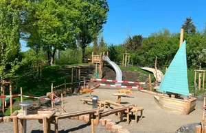 Auf dem neuen Spielplatz können sich Kinder auf dem Piratenschiff austoben und sich an heissen Tagen beim Wasserspiel erfrischen. Auf dem neuen Spielplatz können sich Kinder auf dem Piratenschiff austoben und sich an heissen Tagen beim Wasserspiel erfrischen.