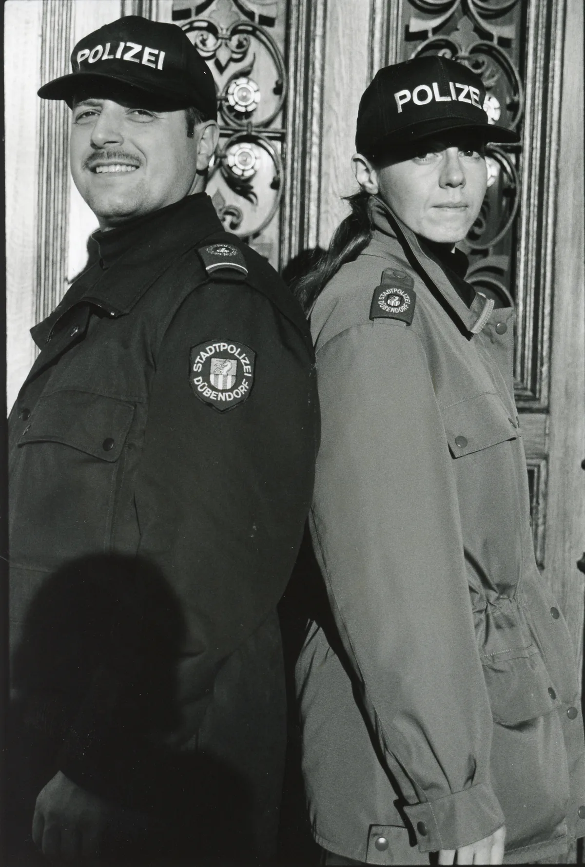Die 36-jährige Aspirantin Elisabeth Walker und Bruno Romano, der damalige Chef der Stadtpolizei Dübendorf, in einer Aufnahme von 2000. Die 36-jährige Aspirantin Elisabeth Walker und Bruno Romano, der damalige Chef der Stadtpolizei Dübendorf, in einer Aufnahme von 2000.