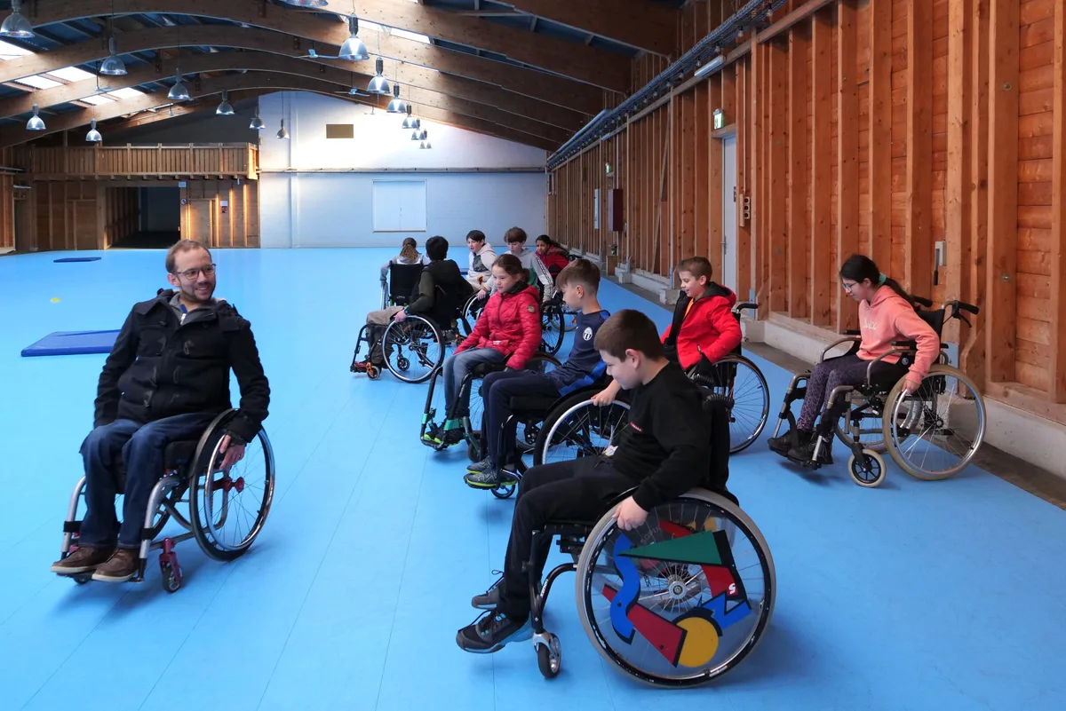 Spielerisch gestalteten die Sportstars Doppellektionen mit Primarschulklassen in Uster.