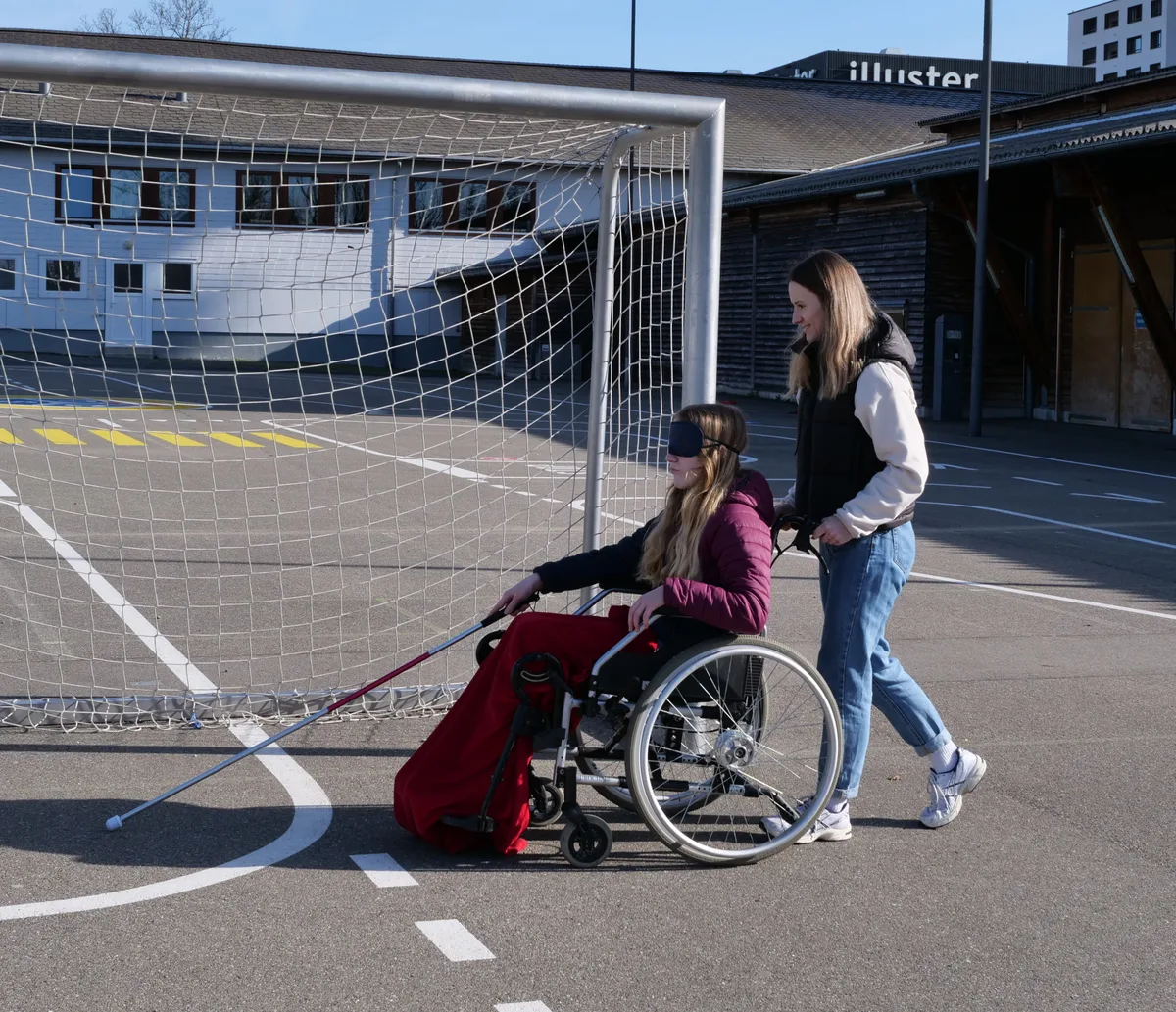 Spielerisch gestalteten die Sportstars Doppellektionen mit Primarschulklassen in Uster.
