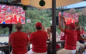 Jubeln im gemütlichen Pub oder doch lieber unter freiem Himmel? Letzteres ist beispielsweise in der Silo Rooftop Bar in Kemptthal möglich. Jubeln im gemütlichen Pub oder doch lieber unter freiem Himmel? Letzteres ist beispielsweise in der Silo Rooftop Bar in Kemptthal möglich.