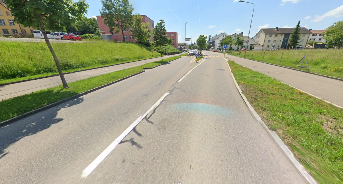 Blick auf die Landstrasse in Wolfhausen, Bubikon.