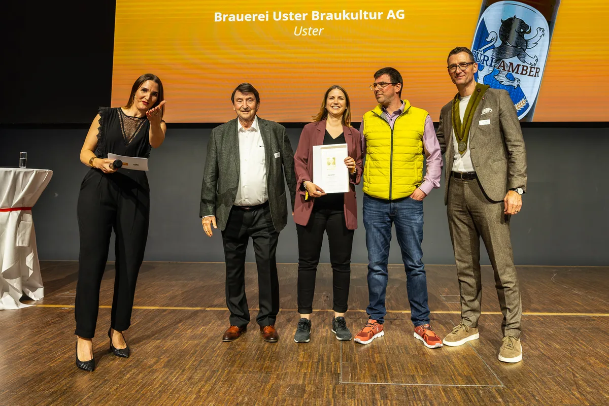 Mehrere Menschen auf einer Bühne.