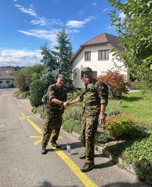 25976177-5 die beiden Finisher Martin Geiser (links) und Urs Lüscher des 100-km-Marsches im 2022