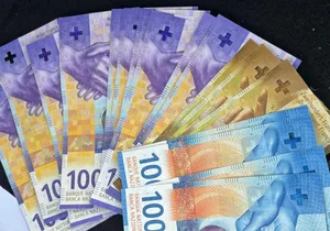 28617874-11 Die Polizei stellte bei den Trickdieben Bargeld in der Höhe von 11'000 Franken sicher.