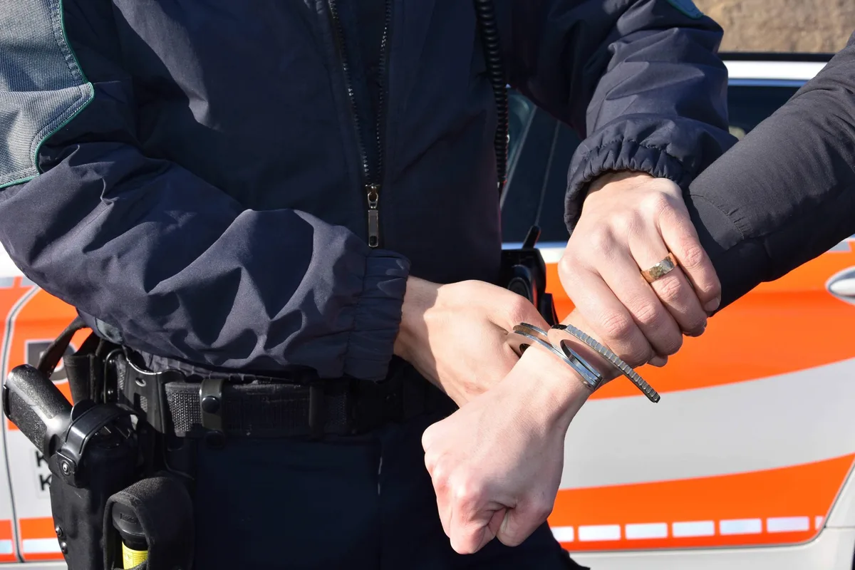 Die Kantonspolizei Zürich konnte in Wetzikon einen flüchtigen Mafioso festnehmen. Die Kantonspolizei Zürich konnte in Wetzikon einen flüchtigen Mafioso festnehmen.