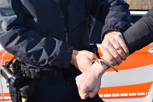 Die Kantonspolizei Zürich konnte in Wetzikon einen flüchtigen Mafioso festnehmen. Die Kantonspolizei Zürich konnte in Wetzikon einen flüchtigen Mafioso festnehmen.