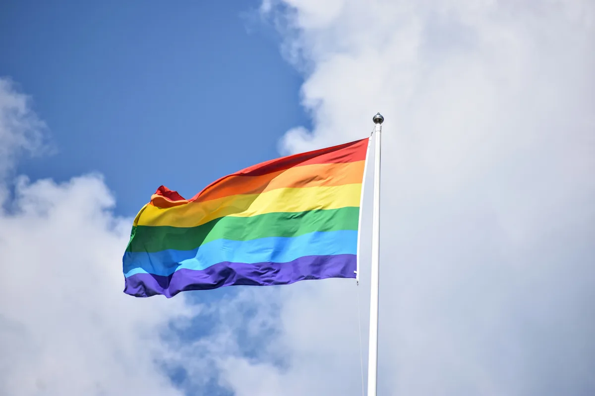 Vor dem Stadthaus in Illnau-Effretikon weht künftig eine Regenbogenflagge während dem Pride Festival. Vor dem Stadthaus in Illnau-Effretikon weht künftig eine Regenbogenflagge während dem Pride Festival.