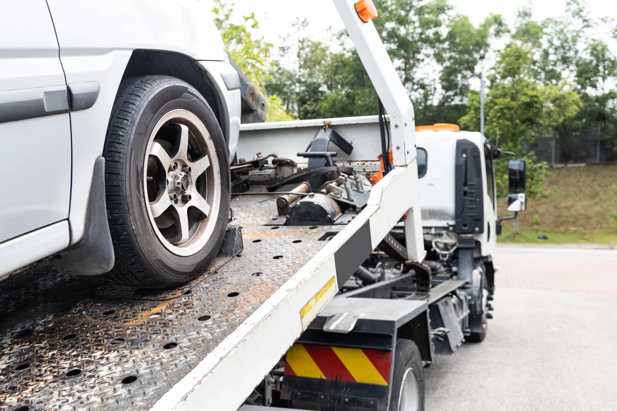 Transportieren private Abschleppfirmen ein Auto ab, kann das teuer werden. (Symbolbild) Transportieren private Abschleppfirmen ein Auto ab, kann das teuer werden. (Symbolbild)