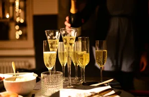 13435395-2 Muss man an Silvester mit Champagner anstossen? Eigentlich nicht. Aber viele spüren den Druck, sich der Tradition zu beugen. (Symbolbild)