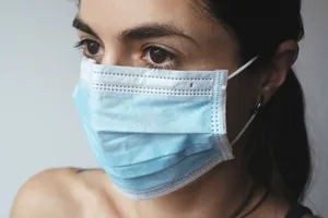 In den Spitälern wird jetzt vermehrt wieder Maske getragen. In den Spitälern wird jetzt vermehrt wieder Maske getragen.