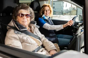 31405462-2 Tixi Taxidienst für Mobilitätsbehinderte - Tixitaxi mit Fahrerin und Passagierin; im Bild: Fahrerin Jacqueline Schmidbauer und Fahrgast