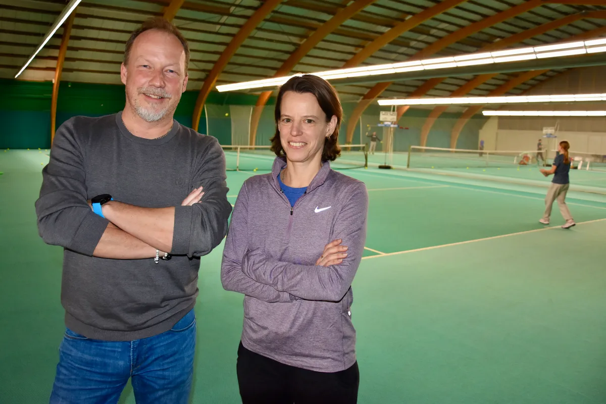 Marcel Spring und Regula Riedi sorgen sich um ausreichende Hallenkapazität. Sie prüfen Alternativen. Tennishalle Fällanden soll schliessen. Damit geraten Tennisklubs in Nöte. Das Angebot an Hallenkapazität für die Wintertrainings der Jugend nimmt markant ab. Alternativen sind gefragt.