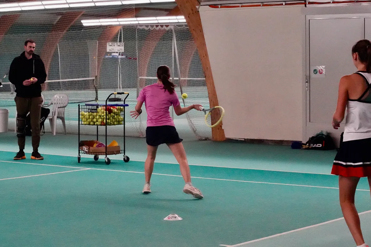 Die kurze Distanz zwischen Fällanden und Schwerzenbach ist vor allem für die jungen Spielerinnen und Spieler ein Vorteil. Tennishalle Fällanden soll schliessen. Damit geraten Tennisklubs in Nöte. Das Angebot an Hallenkapazität für die Wintertrainings der Jugend nimmt markant ab. Alternativen sind gefragt.