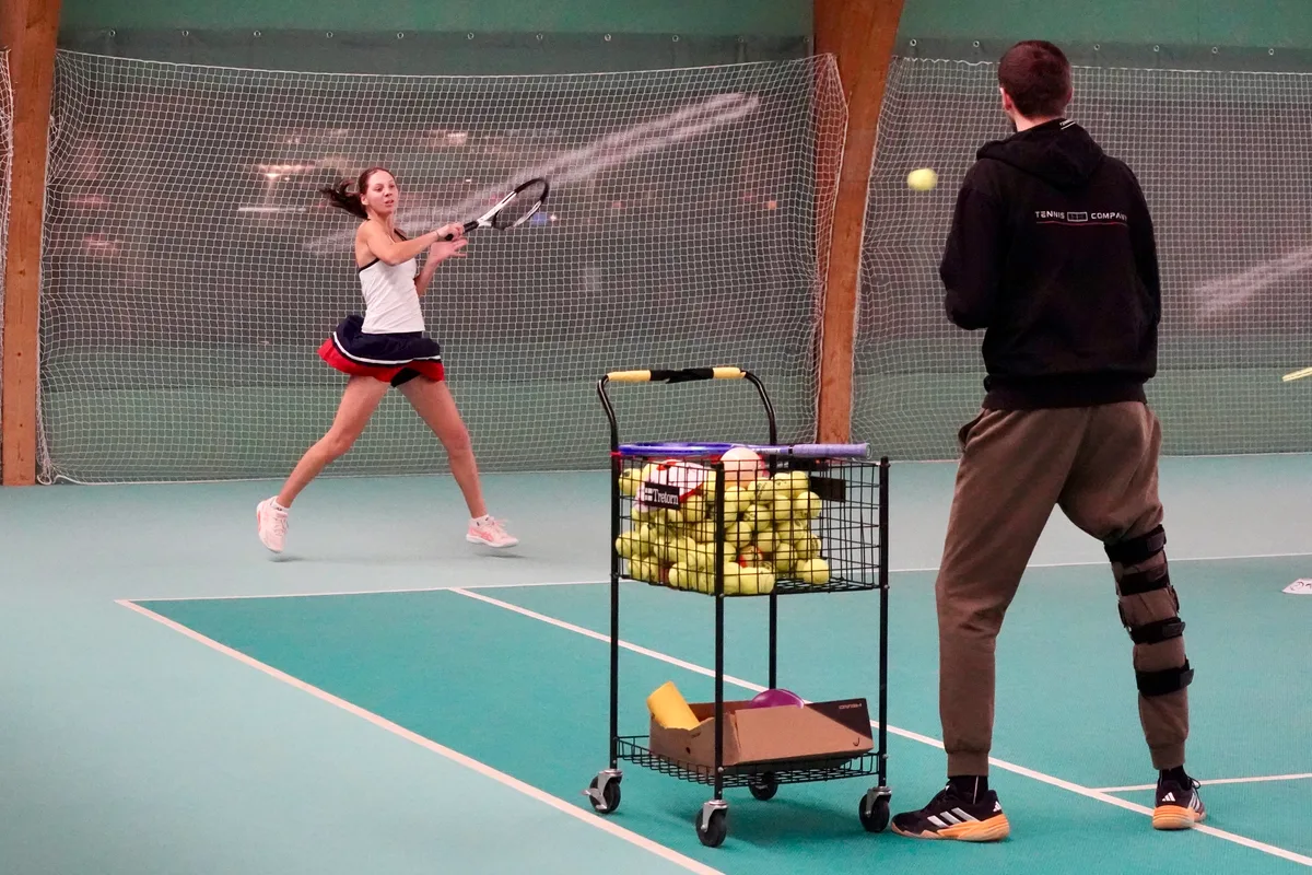 Derweil trainieren die Juniorinnen mit Trainer Amar Zubcevic in der Tennishalle weiter. Tennishalle Fällanden soll schliessen. Damit geraten Tennisklubs in Nöte. Das Angebot an Hallenkapazität für die Wintertrainings der Jugend nimmt markant ab. Alternativen sind gefragt.