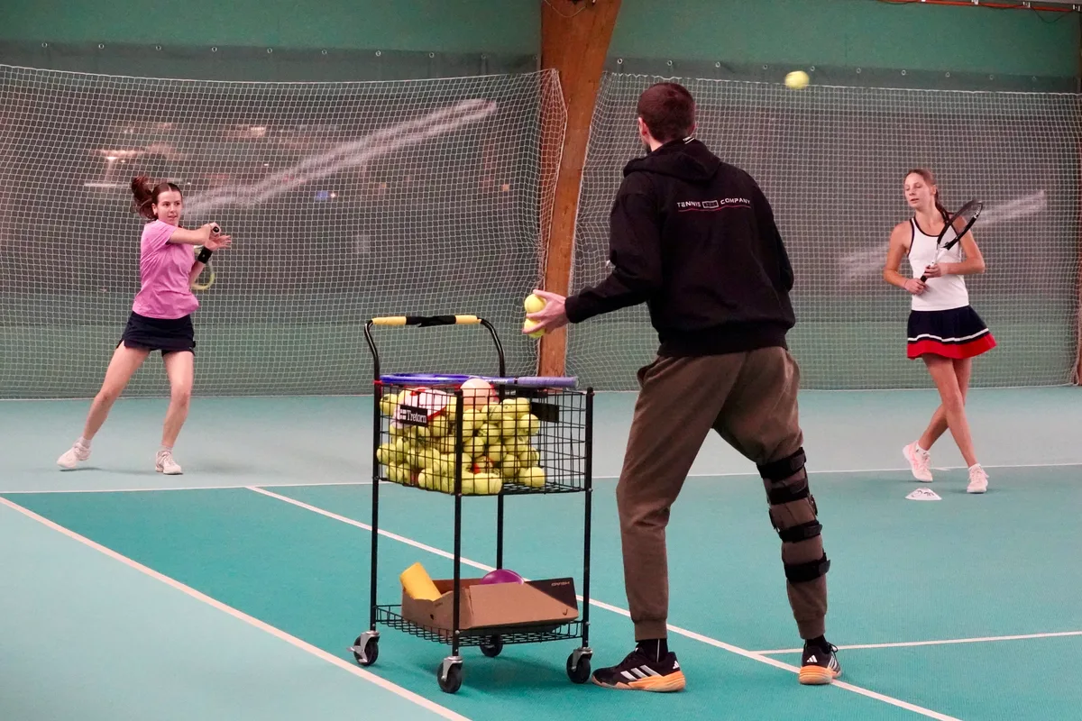 10753126-3 Training von Juniorinnen mit Trainer Amar Zubcevic in der Tennishalle Fällanden.