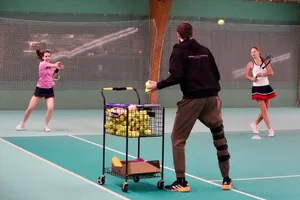 10753126-3 Training von Juniorinnen mit Trainer Amar Zubcevic in der Tennishalle Fällanden.