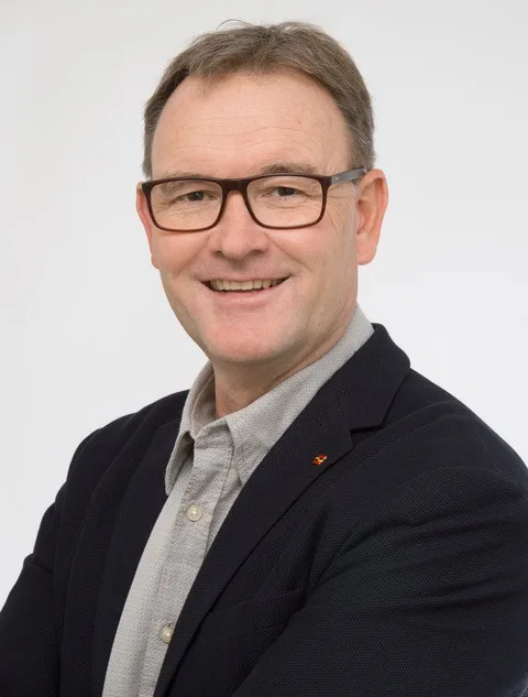 Ein Mann im Porträtbild.