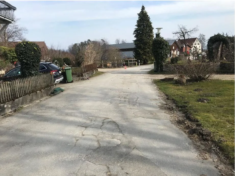 Strasse in Usservollikon im Jahr 2024, schlechter Zustand.