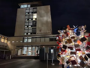 Das Stadthaus ist mit einem etwas anderen Tannenbaum geschmückt. Das Stadthaus ist mit einem etwas anderen Tannenbaum geschmückt.