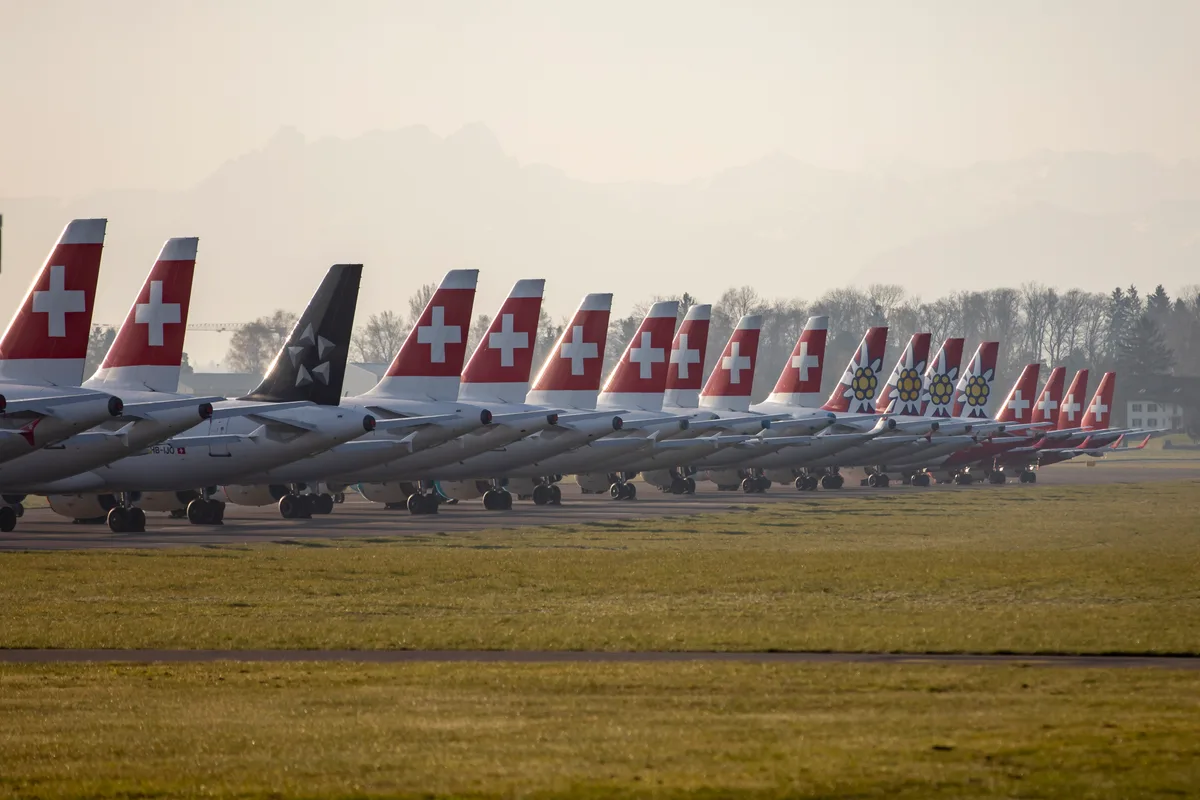Abgestellte Flugzeuge von Swiss, Edelweiss und Helvetic auf dem Flugplatz Dübendorf. 