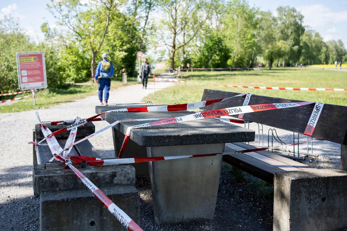 Absperrungen am Greifensee in Niederuster. 
