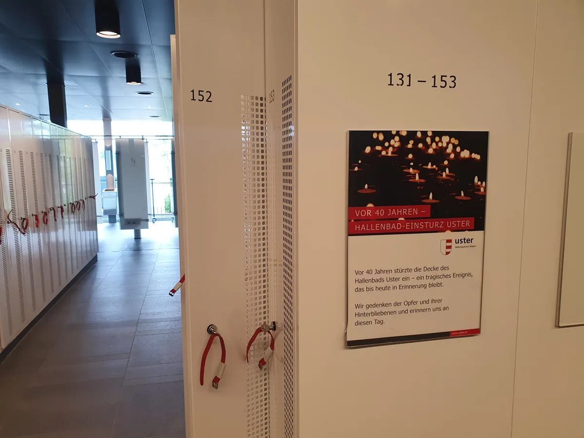 Im Hallenbad erinnern aktuell Plakate an die Katastrophe vor 40 Jahren. Umkleidekästen im Hallenbad Uster, an denen ein Plakat hängt.