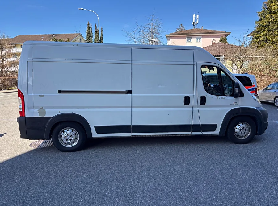 Der weisse Lieferwagen fiel wegen seiner tief liegenden Achse auf. Ein weisser Lieferwagen.