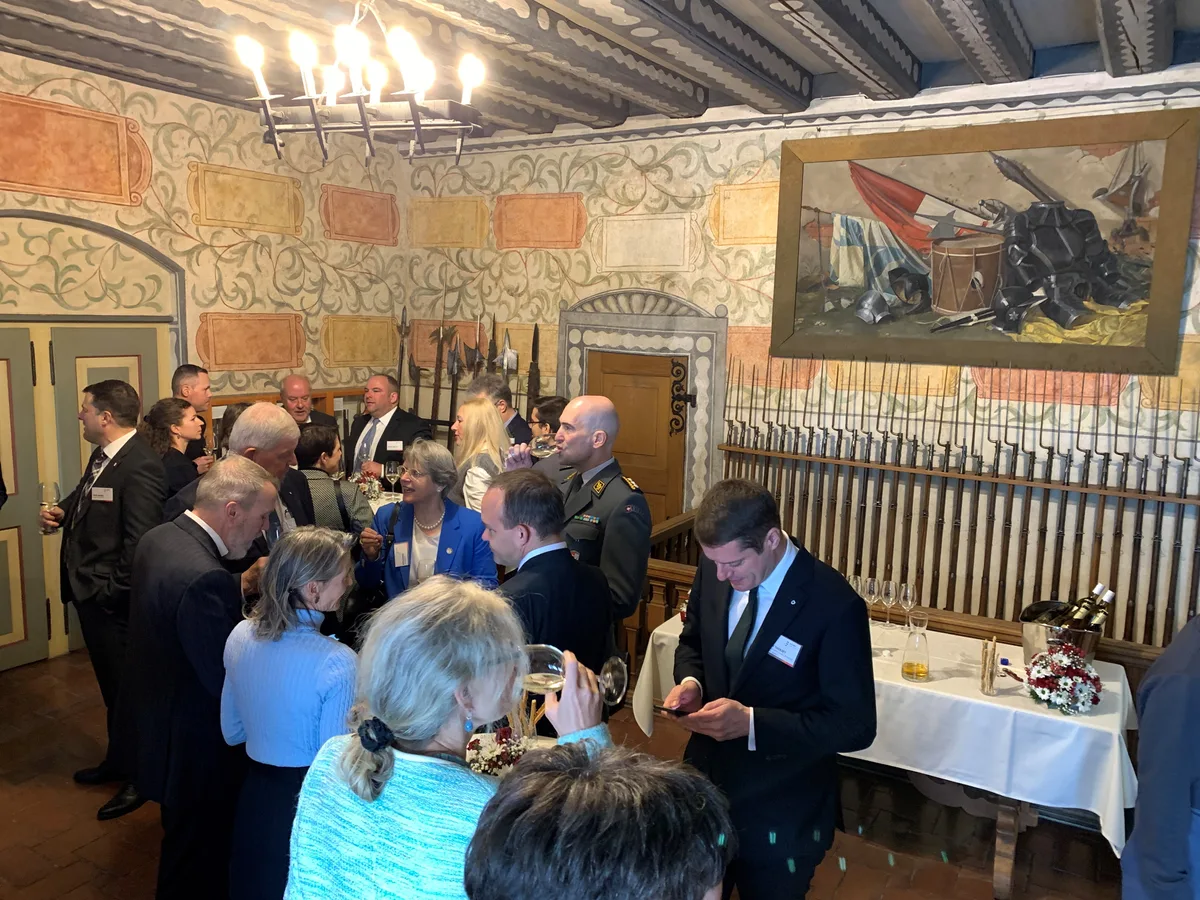 Mehrere Leute stossen im Waffensaal der Ustermer Burg an. 