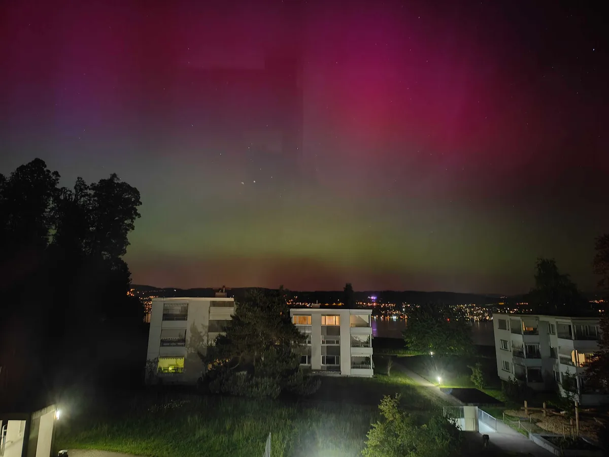 Polarlichter in der Region Zürichsee: Man sieht einen violetten Himmel über Richterswil.