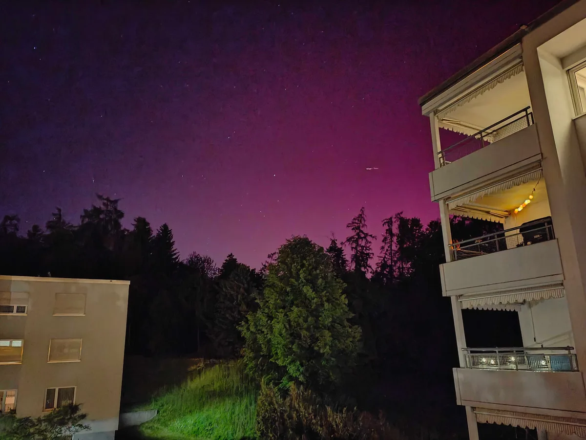 Polarlichter in der Region Zürichsee: Man sieht einen violetten Himmel über Richterswil.