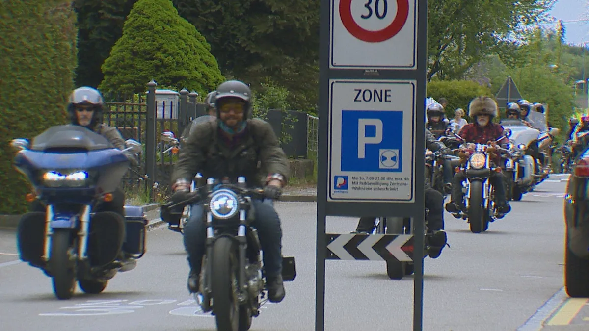 Das betroffene Motorradgespann hatte an der Ausfahrt des «Love Rides» teilgenommen. unfall love ride