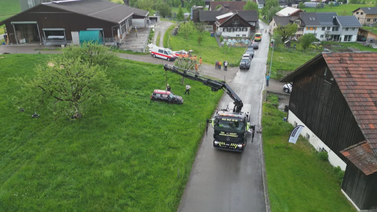 Die Strasse musste nach dem Unfall gesperrt werden. Autofahrer verunfallt bei Flucht vor Polizei in Wetzikon.