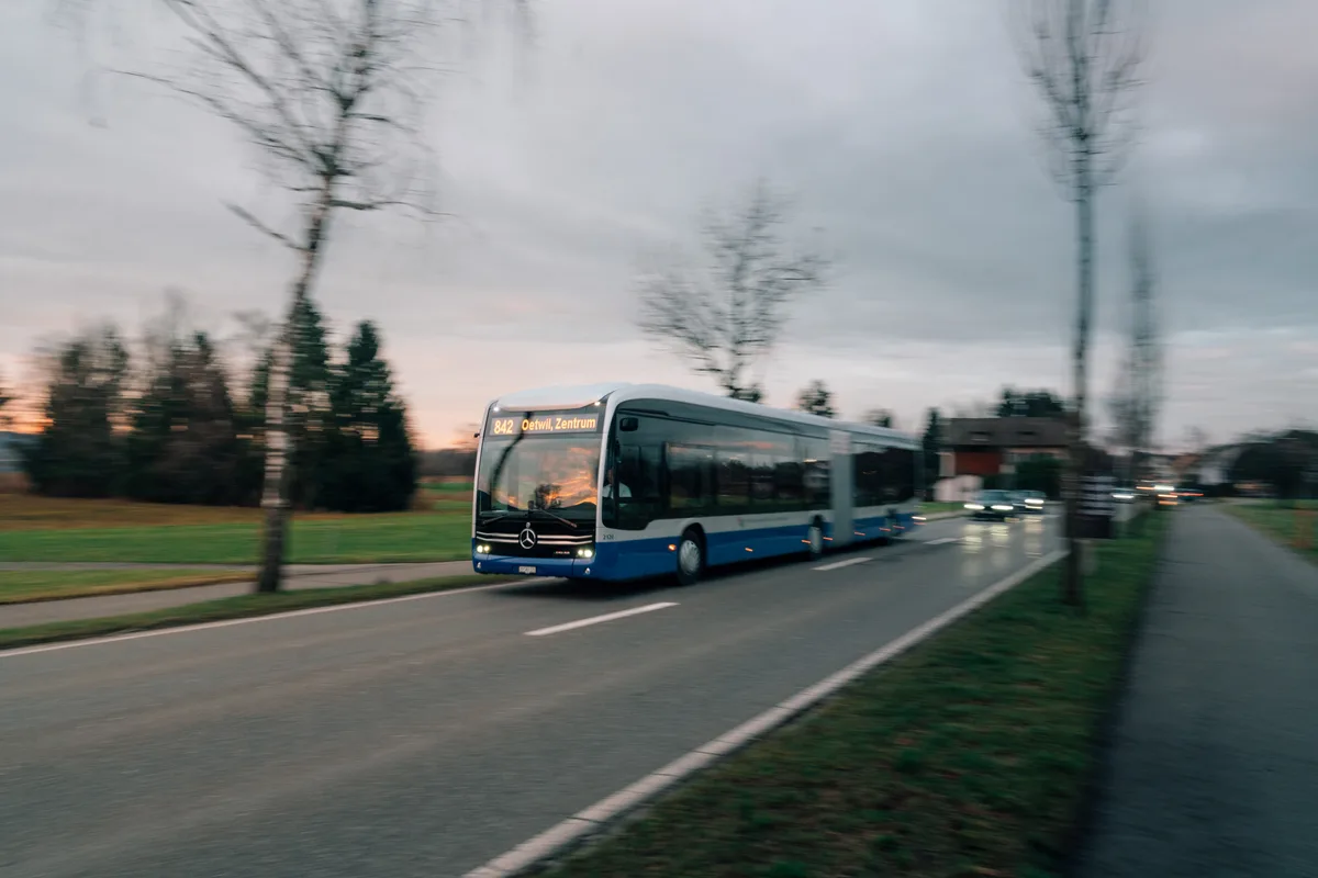 Sie werden in Zukunft unser Strassenbild prägen: Immer öfter werden Elektrobusse auf den Strassen unterwegs sein. Ein Elektrobus der VZO fährt auf einer Strasse auf dem Weg nach Oetwil bei der Ortsausfahrt von Riedikon.