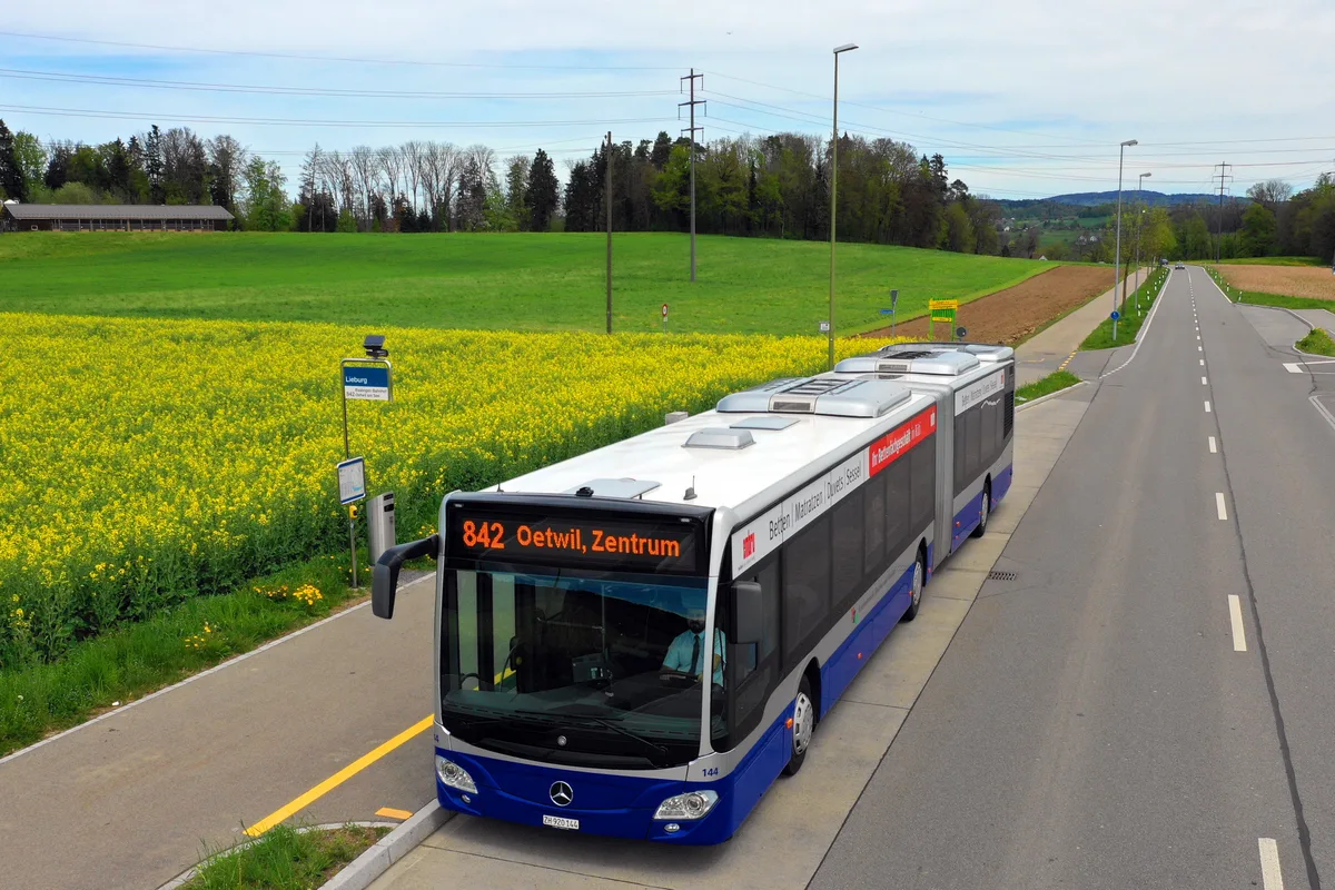 Nicht immer haben die VZO-Busse in der Region so freie Fahrt wie auf diesem Bild. Die Staus nehmen zu und sind eine Herausforderung für den Fahrbetrieb. (Archiv) Ein VZO-Bus an einer Haltestelle vor einem Rapsfeld.