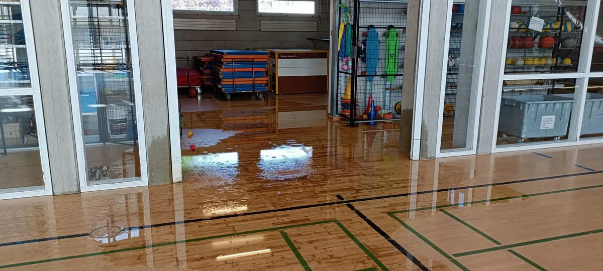Die Schule schätzt, dass etwa 50 Kubikmeter Wasser ins Obergeschoss und in die Sporthalle geflossen sind. Die Schule schätzt, dass etwa 50 Kubikmeter Wasser ins Obergeschoss und in die Sporthalle geflossen sind.