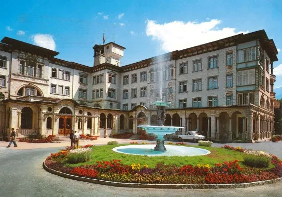 Das « Historische Fotos vom 1989 abgebrannten «Waldhaus Vulpera».