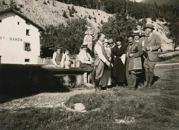 Einige Gäste des Grandhotels Waldhaus Vulpera, irgendwann im 20. Jahrhundert. Historische Fotos vom 1989 abgebrannten «Waldhaus Vulpera».